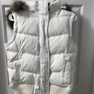 Gap white puffer vest small